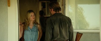 Movie still from “Hell or High Water” (2016), directed by David Mackenzie – A man and a woman standing next to each other in front of a door; Medium shot, Over the shoulder angle