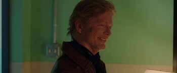 Movie still from “Her Smell” (2018), directed by Alex Ross Perry – A person with long blonde hair; Close Up shot, Over the shoulder angle