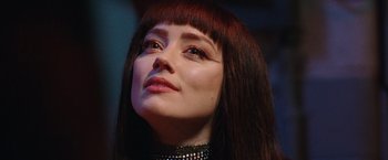 Movie still from “Her Smell” (2018), directed by Alex Ross Perry – A person wearing a necklace; Close Up shot, Low angle