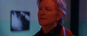 Movie still from “Her Smell” (2018), directed by Alex Ross Perry – A person with long blonde hair; Close Up shot, Low angle