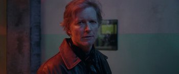 Movie still from “Her Smell” (2018), directed by Alex Ross Perry – A person wearing a leather jacket; Close Up shot, Over the shoulder angle
