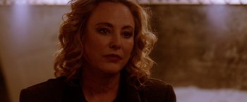 Movie still from “Her Smell” (2018), directed by Alex Ross Perry – A person with curly blonde hair; Close Up shot, Over the shoulder angle