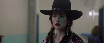 Movie still from “Her Smell” (2018), directed by Alex Ross Perry – A woman in a black cowboy hat and a black hat; Close Up shot, Over the shoulder angle
