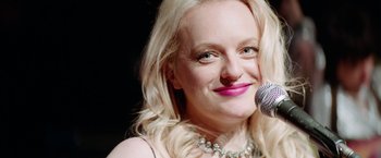 Movie still from “Her Smell” (2018), directed by Alex Ross Perry – A person holding a microphone; Close Up shot, Over the shoulder angle