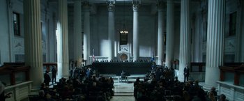 Movie still from “Geostorm” (2017), directed by Dean Devlin – A crowd of people sitting in front of an audience in a building; Extreme Wide shot, High angle