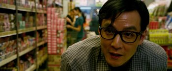 Movie still from “Geostorm” (2017), directed by Dean Devlin – A person wearing glasses and a checkered shirt; Close Up shot, Over the shoulder angle