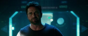 Movie still from “Geostorm” (2017), directed by Dean Devlin – A man with a goatee is standing in a room; Close Up shot, Low angle