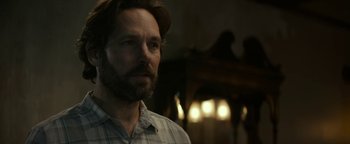 Movie still from “Ghostbusters: Afterlife” (2021), directed by Jason Reitman – A man with a beard is standing in a room; Close Up shot, Over the shoulder angle