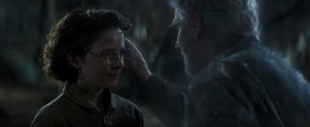 Movie still from “Ghostbusters: Afterlife” (2021), directed by Jason Reitman – An older man is putting on a young woman's glasses; Close Up shot, Over the shoulder angle