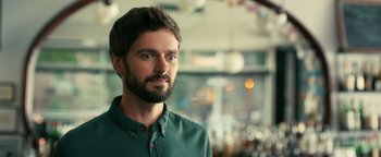 Movie still from “How to Be Single” (2016), directed by Christian Ditter – A man with a goatee is looking at the camera; Close Up shot, Over the shoulder angle