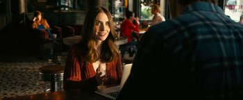Movie still from “How to Be Single” (2016), directed by Christian Ditter – A woman sitting in front of a laptop computer; Medium shot, Over the shoulder angle