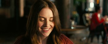Movie still from “How to Be Single” (2016), directed by Christian Ditter – A person with long brown hair smiling; Close Up shot, Over the shoulder angle