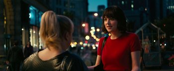 Movie still from “How to Be Single” (2016), directed by Christian Ditter – Two young women are talking on the sidewalk; Medium shot, Over the shoulder angle