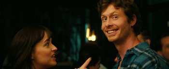 Movie still from “How to Be Single” (2016), directed by Christian Ditter – A man and a woman are talking to each other; Close Up shot, Over the shoulder angle