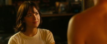 Movie still from “How to Be Single” (2016), directed by Christian Ditter – A beautiful young woman sitting in front of a man; Close Up shot, Over the shoulder angle