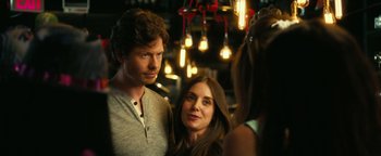 Movie still from “How to Be Single” (2016), directed by Christian Ditter – A man and a woman standing next to each other; Close Up shot, Over the shoulder angle