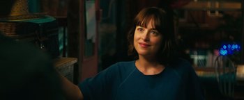 Movie still from “How to Be Single” (2016), directed by Christian Ditter – A person with short brown hair; Close Up shot, Over the shoulder angle