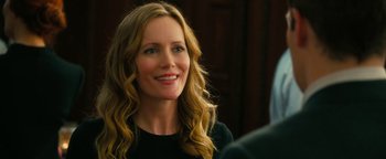 Movie still from “How to Be Single” (2016), directed by Christian Ditter – A person with long blonde hair; Close Up shot, Over the shoulder angle