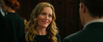 Movie still from “How to Be Single” (2016), directed by Christian Ditter – A woman with long blonde hair smiles at the camera; Close Up shot, Over the shoulder angle