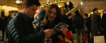Movie still from “How to Be Single” (2016), directed by Christian Ditter – A man and a woman looking at a magazine; Close Up shot, Over the shoulder angle