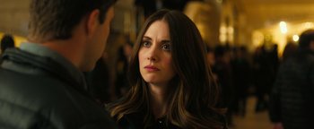 Movie still from “How to Be Single” (2016), directed by Christian Ditter – A person with long brown hair; Close Up shot, Over the shoulder angle