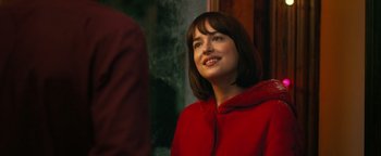 Movie still from “How to Be Single” (2016), directed by Christian Ditter – A woman in a red jacket smiling at the camera; Close Up shot, Over the shoulder angle