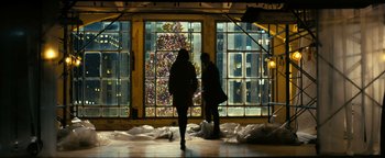 Movie still from “How to Be Single” (2016), directed by Christian Ditter – Two people are standing in front of a large window; Extreme Wide shot, Low angle