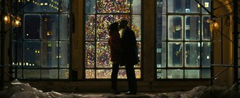 Movie still from “How to Be Single” (2016), directed by Christian Ditter – Two people standing in front of a window with a christmas tree in the window; Extreme Wide shot, Low angle