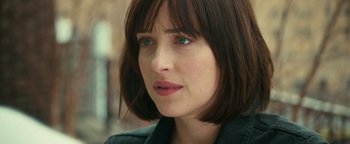 Movie still from “How to Be Single” (2016), directed by Christian Ditter – A person with short brown hair; Close Up shot, Over the shoulder angle
