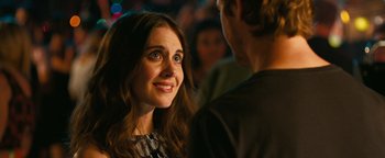 Movie still from “How to Be Single” (2016), directed by Christian Ditter – A woman smiles at a man in a crowd; Close Up shot, Over the shoulder angle