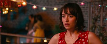 Movie still from “How to Be Single” (2016), directed by Christian Ditter – A person sitting in a room; Close Up shot, Over the shoulder angle