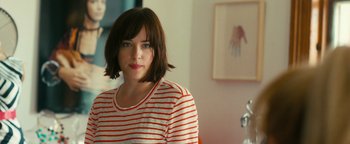 Movie still from “How to Be Single” (2016), directed by Christian Ditter – A person with short hair; Close Up shot, Over the shoulder angle