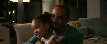 Movie still from “How to Be Single” (2016), directed by Christian Ditter – A man and a little girl smiling for the camera; Close Up shot, Over the shoulder angle