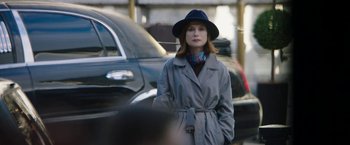 Movie still from “Greta” (2018), directed by Neil Jordan – A woman wearing a blue hat and a trench coat; Medium shot, Over the shoulder angle