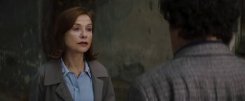Movie still from “Greta” (2018), directed by Neil Jordan – A woman is talking to a man in a gray jacket; Close Up shot, Over the shoulder angle