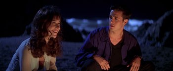 Movie still from “I Know What You Did Last Summer” (1997), directed by Jim Gillespie – A man and a woman sitting next to each other on the beach; Medium shot, Over the shoulder angle