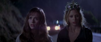 Movie still from “I Know What You Did Last Summer” (1997), directed by Jim Gillespie – Two women standing next to each other on a street; Close Up shot, Over the shoulder angle