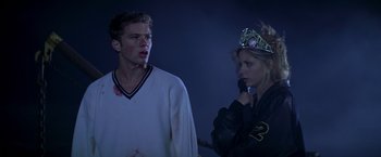 Movie still from “I Know What You Did Last Summer” (1997), directed by Jim Gillespie – A man and a woman are standing next to each other; Medium shot, Low angle