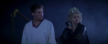 Movie still from “I Know What You Did Last Summer” (1997), directed by Jim Gillespie – A man and a woman standing next to each other in front of a wall; Medium shot, Low angle