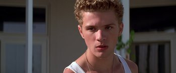 Movie still from “I Know What You Did Last Summer” (1997), directed by Jim Gillespie – A person wearing a white shirt; Close Up shot, Over the shoulder angle
