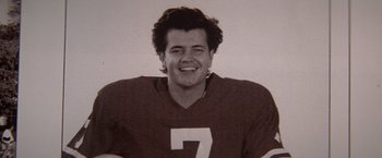 Movie still from “I Know What You Did Last Summer” (1997), directed by Jim Gillespie – A black and white photo of a man in a football uniform; Close Up shot, Low angle