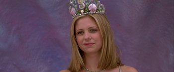 Movie still from “I Know What You Did Last Summer” (1997), directed by Jim Gillespie – A woman wearing a crown and a necklace; Close Up shot, Low angle