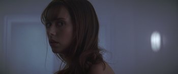 Movie still from “I Know What You Did Last Summer” (1997), directed by Jim Gillespie – A person with long brown hair; Close Up shot, Over the shoulder angle