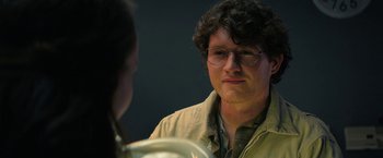 Movie still from “Halloween Ends” (2022), directed by David Gordon Green – A man wearing glasses is talking to a woman; Close Up shot, Over the shoulder angle