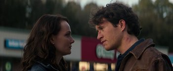 Movie still from “Halloween Ends” (2022), directed by David Gordon Green – A man and a woman face to face in front of a building; Close Up shot, Over the shoulder angle