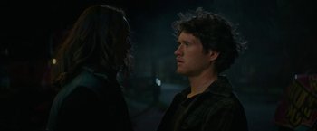 Movie still from “Halloween Ends” (2022), directed by David Gordon Green – A man and a woman standing next to each other in the dark; Close Up shot, Over the shoulder angle