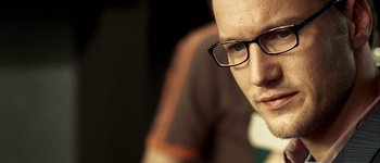 Movie still from “Hard Candy” (2005), directed by David Slade – A person wearing glasses; Close Up shot, Over the shoulder angle