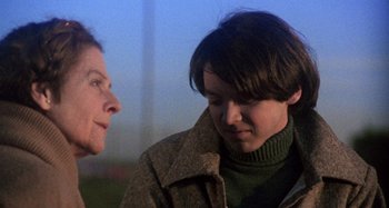 Movie still from “Harold and Maude” (1971), directed by Hal Ashby – Two women talking to each other outside in the evening; Close Up shot, Over the shoulder angle