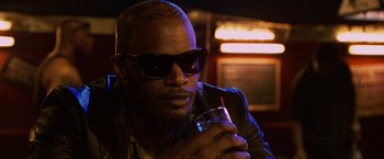 Movie still from “Horrible Bosses” (2011), directed by Seth Gordon – A person holding a drink in a glass; Close Up shot, Over the shoulder angle