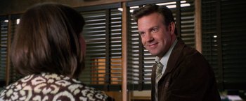 Movie still from “Horrible Bosses” (2011), directed by Seth Gordon – A man and a woman are smiling at each other; Close Up shot, Over the shoulder angle